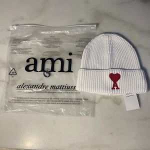 Amii,Mössa - Stilren och bekväm ribbstickad mössa i hög kvalitet. Mjuk och varm passform som sitter bra på huvudet och passar perfekt till både vardag och kyligare dagar. Klassisk design som funkar till alla outfits.  Mycket billigt och bra pris – perfekt om du vill ha hög kvalitet utan att betala för mycket. Snabb leverans – fraktas direkt efter köp. Tillverkad med fokus på högsta kvalitet och hållbarhet.  En prisvärd mössa som kombinerar stil, komfort och kvalitet. 🔥