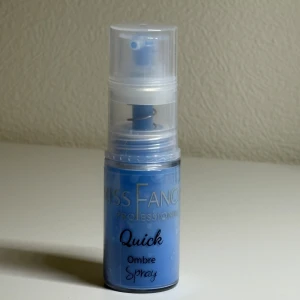 Miss Fancy Quick Ombre Spray Blå - Miss Fancy Quick Ombre Spray i en snygg blå nyans. Perfekt för att skapa trendiga ombre-effekter på naglarna. Kommer i en praktisk sprayflaska som gör appliceringen enkel och smidig. Knappt använd.