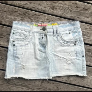 Ljusblå vintage jeanskjol  - Supersöt ljusblå vintage jeanskjol! Midjemått: 37cm, längd: 30cm. Kolla in min profil för fler plagg!