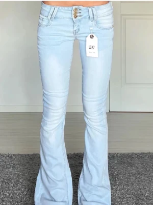 Ljusblå lågmidjade jeans - Jättesnygga ljusblå jeans, endast använda 1 gång. Lånade bilder men likadana jeans! XS med stretch