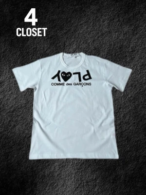 CDG Play t shirt  - Säljer denna T-shirt ifrån Comme Des Garçon då den inte passar mig, med det billiga priset då trycket har slitits efter att ha råkat tvättats i för hög värme. Fortvarande ett värt köp med tanke på det låga priset! Vill bara bli av med tröjan. Storlek S, skriv för frågor!