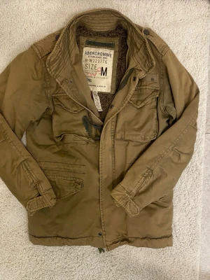 Vintage Abercrombie & Fitch Field jacket - Hej! Säljer denna A&F fieldjacket i storlek M Den är varsamt använd och i mycket fint skick, 9/10. Nypris var 2000+, mitt pris 599, Hör gärna av dig vid minsta fråga eller om du vill ha fler bilder! 🙌  