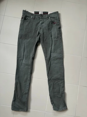 Sartoria Tramarossa jeans grå  - Jättefina populär grå Tramarossa jeans i w31 (midjemått på 80 cm). Sjukt snygga perfekta till allt och använt men bra skick!