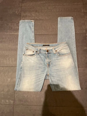 Nudie jeans - Nudie jeans i färgen ljusblå med en snygg tvätt. Storleken är W30 l32