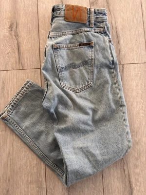 Nudie jeans – ljusblå, knappt använda - Ljusblå jeans från Nudie Jeans i mycket fint skick. Använda endast ett fåtal gånger och utan slitningar, fläckar eller blekning. Klassisk, stilren modell i högkvalitativ denim.