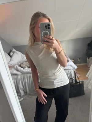 Beige topp från Bikbok - Snygg beige topp från bikbok, superbra skick!