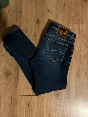 Jacob cohen jeans - Jacob cohen jeans som är i storlek w35 L31 (men som passar w31 L31) de har en riktigt fin tvätt och har inga defekter. Modell type 688 c. 