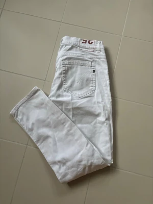 Dondup George jeans vita w35 - Vita snygg trendiga Dondup George jeans i w35 (midjemått på 88 cm) säljes. Inga hål eller fläckar utmärkt skick. Grym passform
