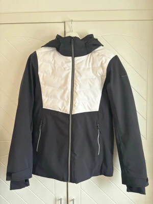 Everest skidjacka storlek 164 - Skidjacka i mycket fint skick. Storlek 164. Den har bara använts som skidjacka och inte som vinterjacka. 