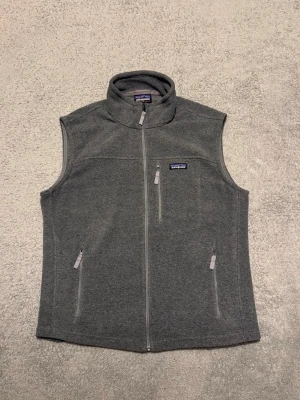 Patagonia väst - Säljer nu en Patagonia väst i mycket bra skick, helt utan defekter. Den är i storlek L och passar perfekt inför våren eller skidsäsong. Hör av er vid frågor eller funderingar!😊