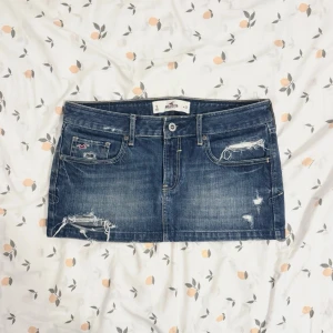 lågmidjad hollister jeanskjol  - perfekt hollister jeanskjol med slitningar, original design✨se mått på bilderna 