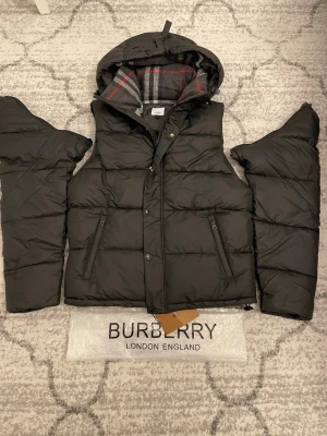 Burberry jacka  - Hej! Jag säljer en snygg Burberry jacka 🖤 Perfekt för vardag och kallare dagar Använd några gånger men fortfarande i gott skick 😍  📏 Storlek: M 📍 Finns i Helsingborg  Skriv gärna vid intresse Hör gärna av dig innan du köper 💯
