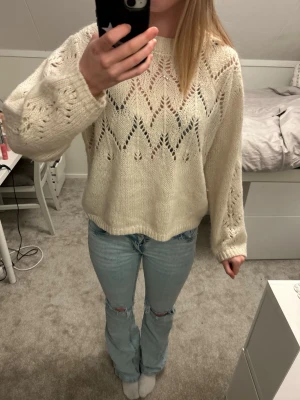 Beige stickad tröja med mönster - Beige stickad tröja som har ett håligt mönster upptill. Aldrig använd 💕 Tveka inte att skriva om du är intresserad eller vill ha fler bilder. Pris kan diskuteras❤️