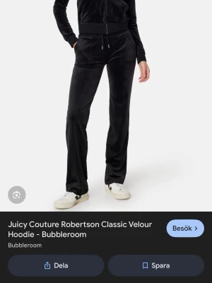 Svart velourset från Juicy Couture - Mysigt svart velourset från Juicy Couture med hoodie och byxor. Hoodien har dragkedja och fickor, byxorna har resår i midjan och raka ben. Perfekt för chill dagar hemma eller när du vill vara extra bekväm. I storlek m i båda byxorna och tröja 