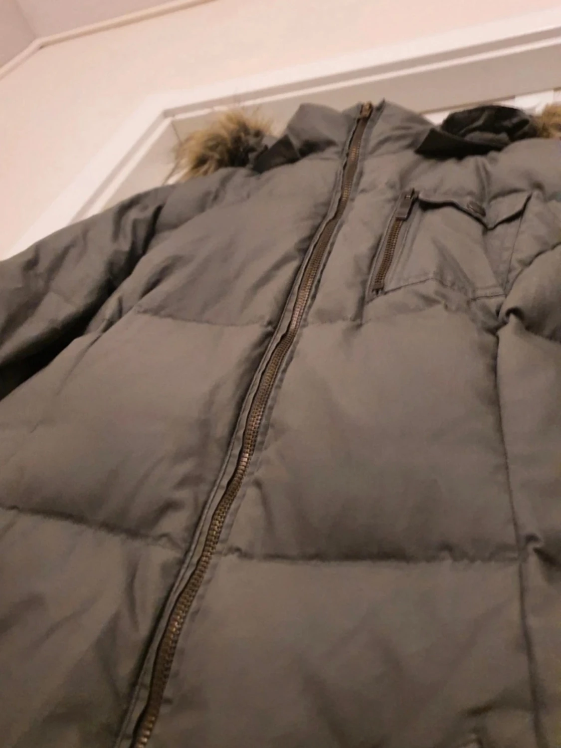 Lång grå dunjacka med fuskpäls - 5