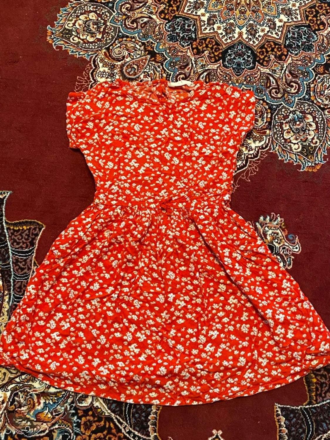 Röd blommig klänning med kort ärm