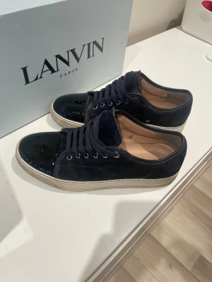 Mörkblå sneakers från Lanvin - Snygga mörkblå landvins i ett mycket bra sick priset ligger på 2799 kr och sicket ligger på en 9,5/10 hör gärna av er vid frågor