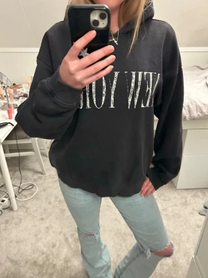 Svart hoodie med New York text - Svart hoodie med New York text💕 Tveka inte att skriva om du är intresserad eller vill ha fler bilder. Pris kan diskuteras❤️