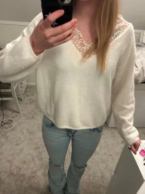 Vit tröja med spetsdetalj vid halsen - Vit stickad tröja med spetsdetaljer vid kragen💕 Tveka inte att skriva om du är intresserad eller vill ha fler bilder. Pris kan diskuteras❤️