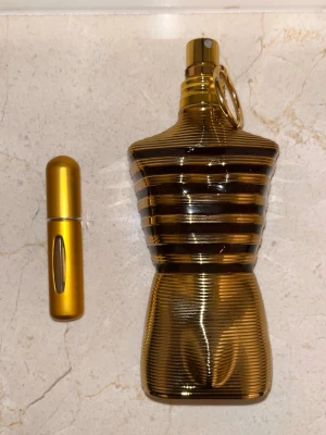 Jean Paul Gaultier Le Male Elexir sample - Säljer Jean Paul Gultier Le Male elexir i 5ml travel flaska. Flaskan kan komma i olika färger.                           Mycket fin doft, man kan inte sluta dofta på den!