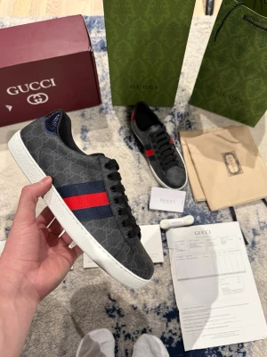 Gucci ace svarta - Riktigt feta svarta Gucci ace i nyskick. Storlek 44. Allt på bilderna ingår!! Pris kan diskuteras vid snabb affär!