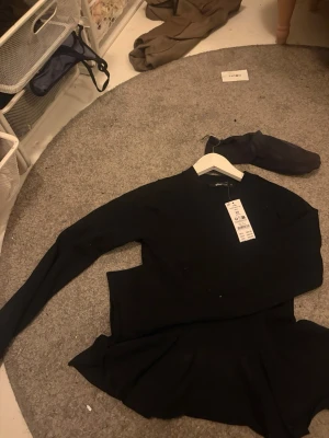 Svart populär stickad tröja  - Populär stickad tröja med fina detaljer från Gina Tricot, helt ny i storlek xs