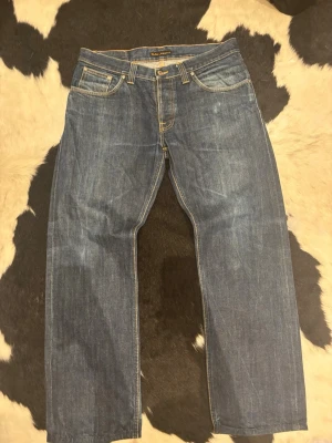 Nudie Jeans Selvage - Tja, säljer dessa riktigt tuffa Nudie Jeansen som är Selvage.| Byxorna är i gott skick.| Storleken på Byxorna är W36 och L34 (Dubbelkolla gärna måtten på bilderna).| Bara att höra av er vid frågor eller funderingar.|