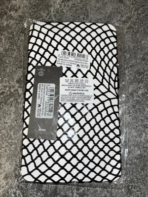 Svarta fishnet tights - Svarta fishnets från Prettylittlething. Elastiska och tillverkade i ett mjukt, stretchigt material. Kommer i originalförpackning med etikett kvar.