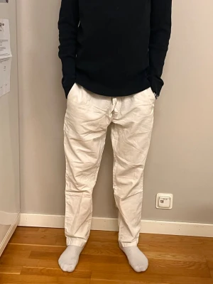 Vita linnebyxor  - Tja, säljer ett par vita linnebyxor med avslappnad rak passform och dragsko i midjan. Byxorna är tillverkade i ett lätt och luftigt linnetyg som passar perfekt för en chill och stilren look. Inga synliga loggor eller detaljer, bara clean och enkel design. Linnébyxorna är från Zara och är storlek small.
