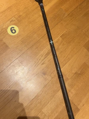 Zone prolight - Säljer en innebandyklubba tillverkad i 100% premium kolfiber. Klubban är svart med diskret mönster på skaftet. Perfekt för dig som vill ha lätt vikt och bra känsla på planen. Klubban är 85 cm lång och det sitter ett zuper blad på klubban.                 Obs! Sitter ingen Linda på klubban