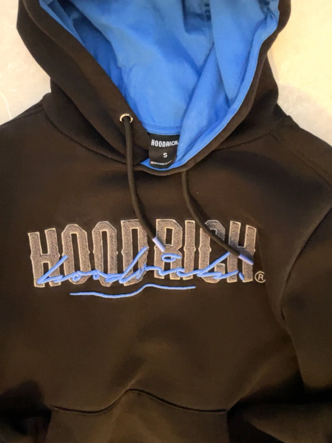 Svart hoodie från Hoodrich med blå huva - 2