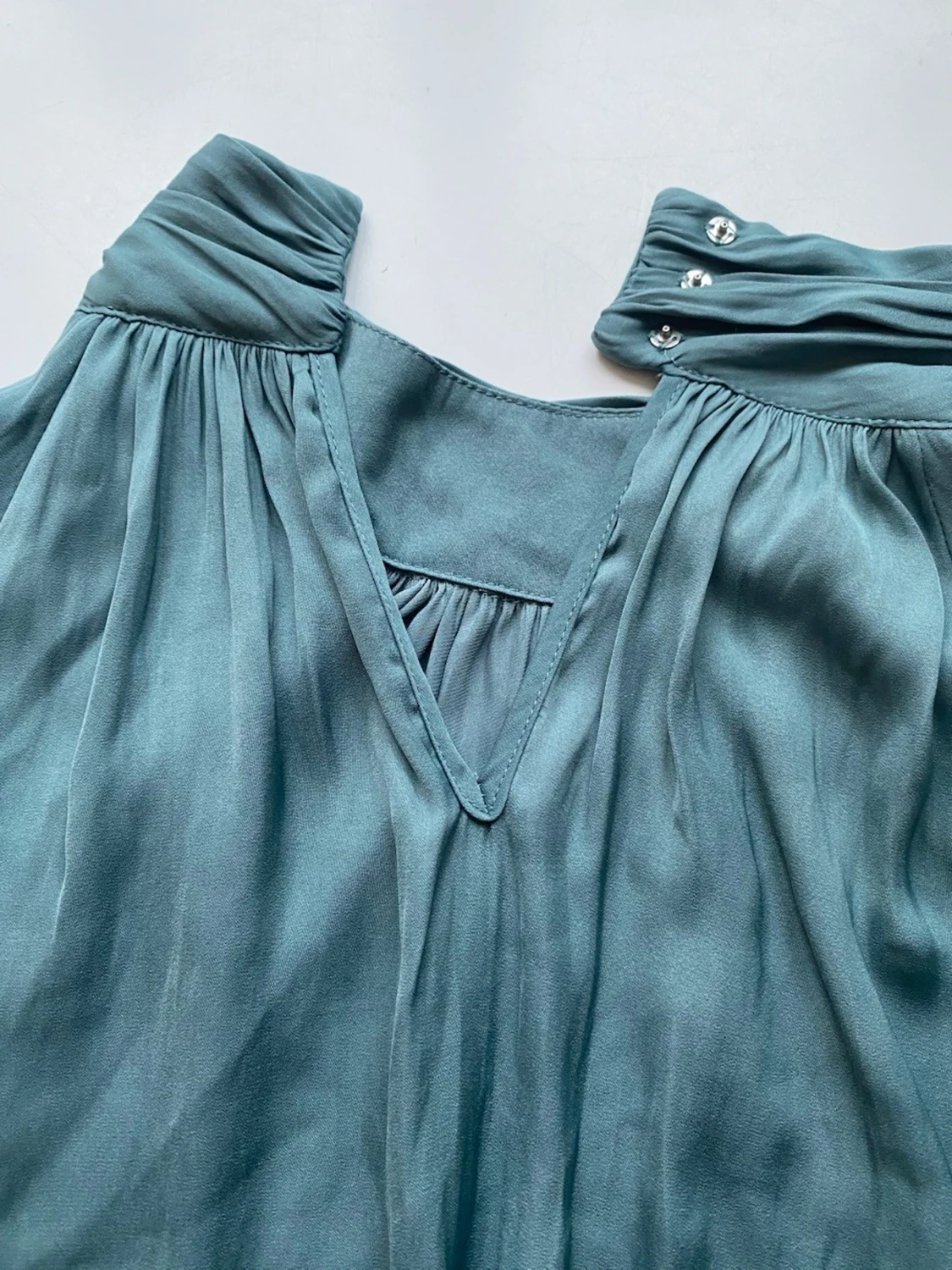 Blågrön blus med v-ringning - 2