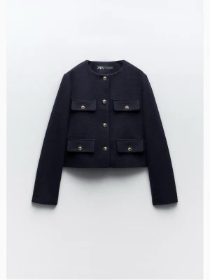 Mörkblå cardiganjacka från Zara - Cropped(ish) mörkblå cardiganjacka från Zara med rund halsringning och fyra fickor framtill. Jackan har dekorativa guldknappar och är perfekt för en trendig och klassisk look 💖