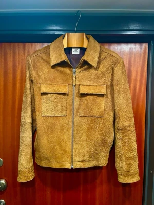 Rejäl mockajacka från H&M Studio, suede - En av de bästa jackorna H&M någonsin har gjort, denna riktigt tunga och rejäla jacka gjord i tjock och hårig suede. Bäst för någon som är 46-48.