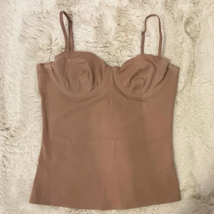 Body från Zara - Jättefin festtopp från Zara. Använd vid ett tillfälle! En av kuporna hade släppt lite så det är en liten bit som är fastlimmad nu men det är ingenting som syns! ( skriv gärna vid frågor eller om fler bilder ) 🤍🤍🤍