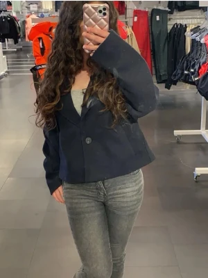 Mörkblå kavaj med enkel knäppning - Mörkblå kappa från VILA. Köpt för 499kr men säljer för 200 kr. Storlek 38. Den är varm och perfekt inför hösten eller våren. Passar verkligen med allt! Bara använd 2 gånger.