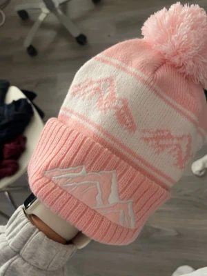 Rosa mössa - Rosa mössa från Kindwear köpt vintern 2025. använd max 3 gånger superfint skick!