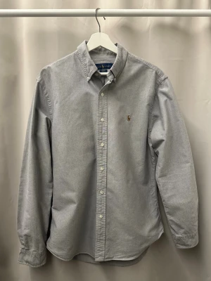 Ralph Lauren Skjorta - Stilren Ralph Lauren skjorta i storlek L. Skjortan är använd men inga synliga defekter. Hör gärna av dig vid frågor och funderingar🙌🏼