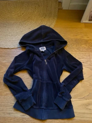 Marinblå Juicy Couture kofta - Knappt använd 2000s juicy kofta i storlek 12/Xs. Skriv om du har några frågor!