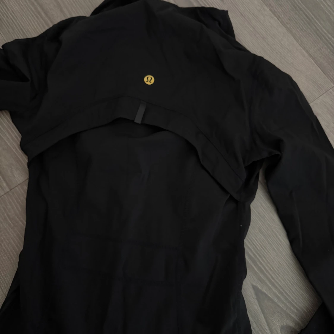 Svart vindjacka med gulddragkedjor - 3