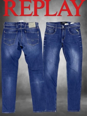Blå slim fit jeans från Replay - Modell anbass Storlek 30/32  Slimfit jeans som sitter bra på kroppen med en schysst passform Skriv om ni har frågor eller om priset inte passar 9/10 skick  Mått:  Midja 39cm Längd  103cm Benöppning 15,5cm  Lår 24cm
