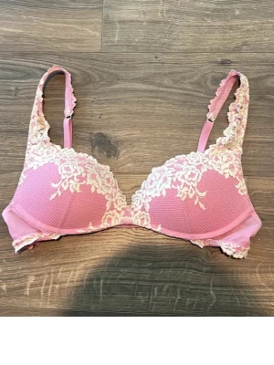 Rosa intimissimi bh🩷 - Rosa intimissimi bh som inte finns längre! Bra skick!💓 POSTAR BARA MED INSTABOX!