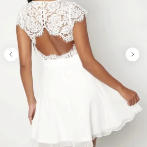 Vit spetsklänning med öppen rygg - Vit klänning med spetsdetaljer och en vacker öppen rygg, perfekt till studenten 😍😍