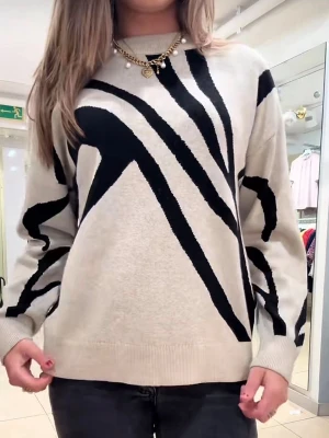Beige stickad tröja med svart mönster - Trendig beige stickad tröja med svart zebramönster. Tröjan är i perfekt skick och endast använd 1 gång.