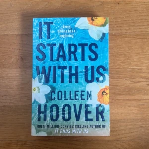 It Starts With Us - En helt ny booktok bok som bara legat på hyllan💗boken är på engelska. Skriv gärna om mer bilder behövs eller om någon vill ställa en fråga!