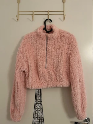 Ljusrosa fluffig cropped tröja från SHEIN  - Supermjuk och fluffig ljusrosa tröja med halv dragkedja framtill och hög krage från SHEIN i storlek S. Croppad modell med långa ärmar. 