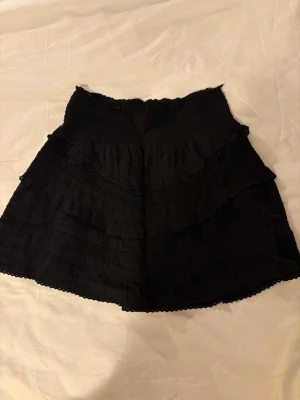 Svart volangkjol Neo Noir - Supersöt svart volangkjol från Neo Noir. 