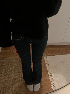 Mörkblåa low waist jeans  - Ett par snygga mörkblåa low waist jeans med en detalj framtill på jeansen. De är i full length, jag är 170 cm för referens🩷