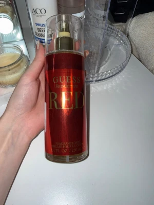 Guess Seductive Red Body Mist 250 ml - Guess Seductive Red är en body mist i en cylinderformad plastflaska med röd etikett och guldfärgad text. Innehåller 250 ml och har en lyxig och ungdomlig design.