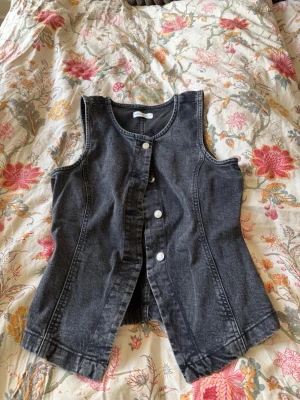Svart jeans topp - Snygg svart jeanstopp med silverfärgade knappar framtill. Toppen är aldrig använd då jag inte fått något tillfälle till de. Som ny! 